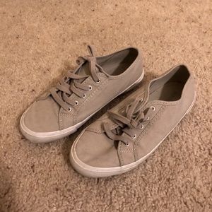 Women’s canvas tennis shoes